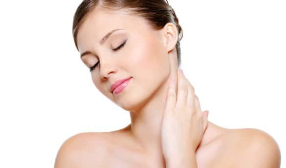 Comment resserrer la peau de mon cou ?