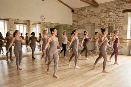 Groupe de danseurs de tous âges répétant dans un studio de danse en Bourgogne-Franche-Comté