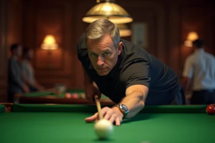 Joueur de billard en train de viser avec précision la bille blanche sur un tapis vert, illustrant le calcul de la rotation et de l'angle de frappe
