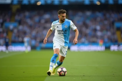 Joueur de l'Olympique de Marseille en action lors d'un match au stade Vélodrome, dribblant avec concentration sur la pelouse