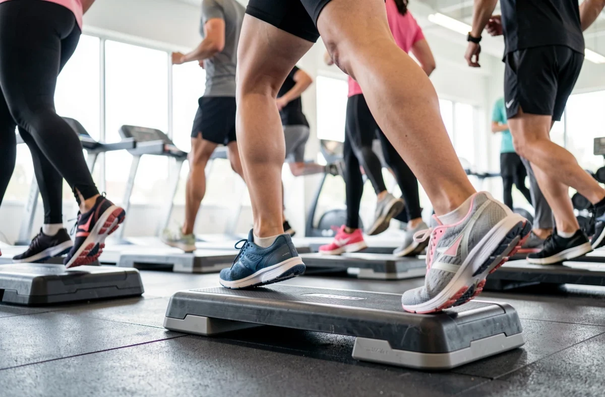 Pieds en mouvement lors d'un cours collectif de fitness en salle