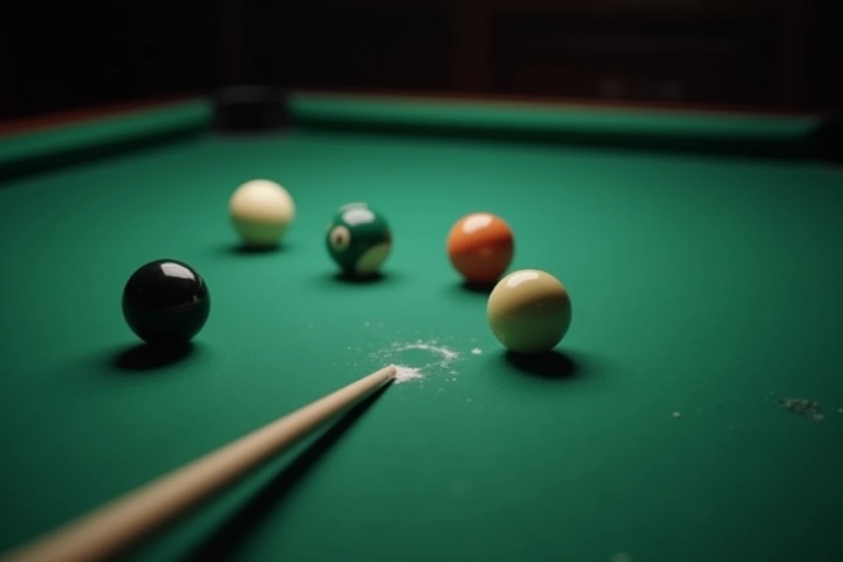 Vue en plongée d'une table de billard avec des billes positionnées et une queue posée, représentant le calcul des angles et de la rotation pour un coup précis